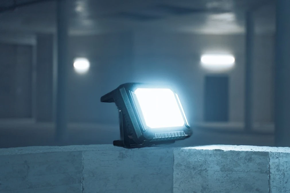 Hybrydowy reflektor budowlany LED Multi Battery 10050 MH, 6 adapterów interfejsu, torba na adapter, odlaczany kabel o dlugosci 5